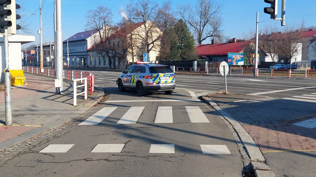 Důchodce jel v Ostravě na kole na červenou, auto ho srazilo na přejezdu pro cyklisty